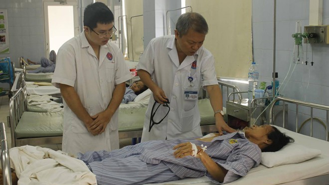 GS.TS Lê Ngọc Thành đang khám lại cho bệnh nhân sau mổ