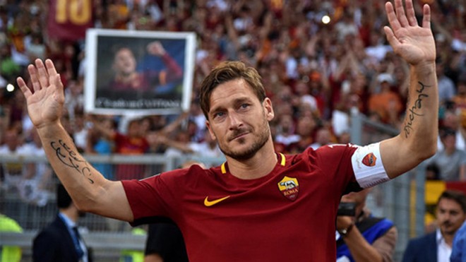 Totti vẫy chào CĐV sau trận đấu cuối cùng của Serie A mùa 2016-2017. Ảnh: Reuters.
