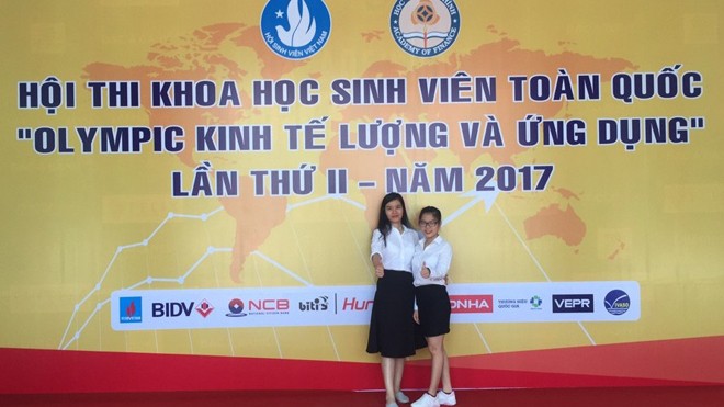 Hoàng Hồng Hạnh và Trần Thùy Trang, sinh viên của trường đại học Bà Rịa- Vũng Tàu đã xuất sắc giành giải Nhì Hội thi