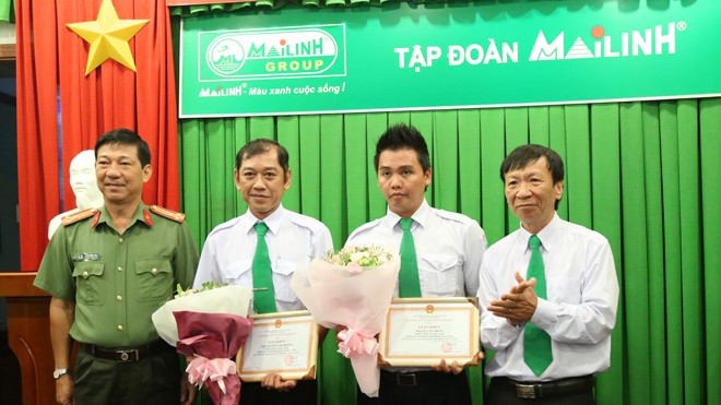 Thượng tá Trịnh Hồng Sơn – Phó trưởng phòng ANKT CA TP Hồ Chí Minh trao quyết định khen thưởng cho hai lái xe Mai Linh
