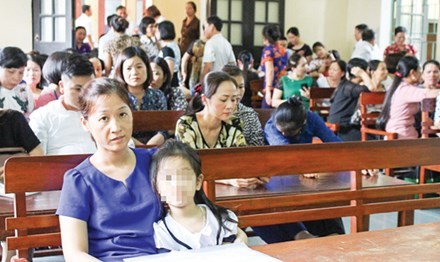 Phương Anh và mẹ tại phiên tòa sơ thẩm. Ảnh: Hoàng Lam