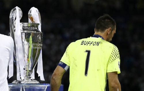 Chiếc cup Champions League vẫn ngoảnh mặt với Buffon. Ảnh: Reuters.