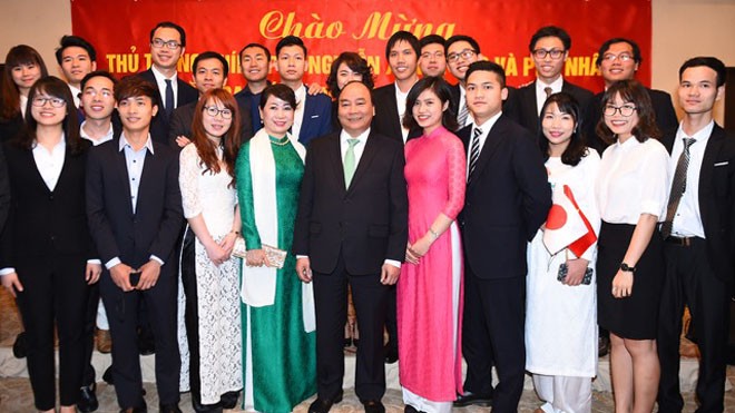 Thủ tướng Nguyễn Xuân Phúc thăm đại sứ quán Việt Nam tại Nhật Bản 