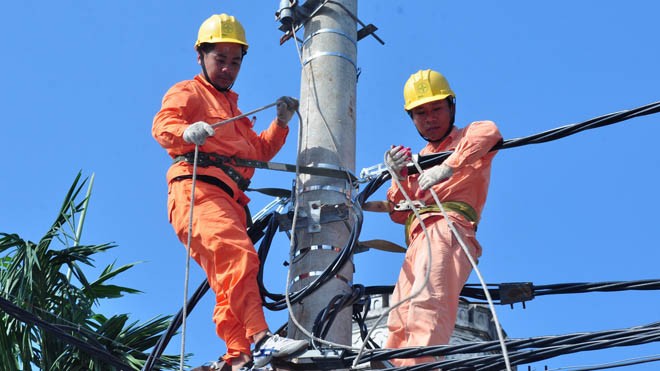 Công nhân Tổng công ty điện lực Hà Nội khắc phục sự cố để đảm bảo cấp điện nhanh nhất cho khách hàng. Ảnh: Hoa Việt Cường.