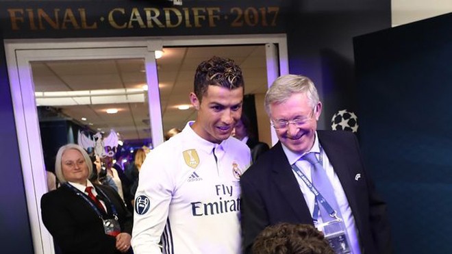 Sir Alex nán lại trong đường hầm để gặp Ronaldo