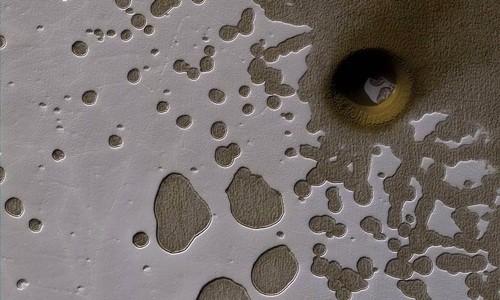 Cấu trúc hình tròn ở cực nam sao Hỏa có thể là miệng hố thiên thạch hoặc miệng hố đất sụt. Ảnh: NASA.
