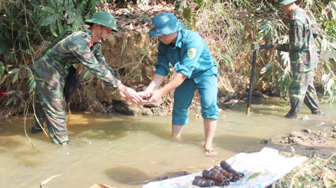 Lực lượng công binh Bộ Chỉ huy Quân sự tỉnh Lào Cai tổ chức rà phá , tiêu hủy lựu đạn và ngòi nổ ở khu vực khe suối Đen. (Ảnh: Bộ Chỉ huy Quân sự tỉnh Lào Cai)