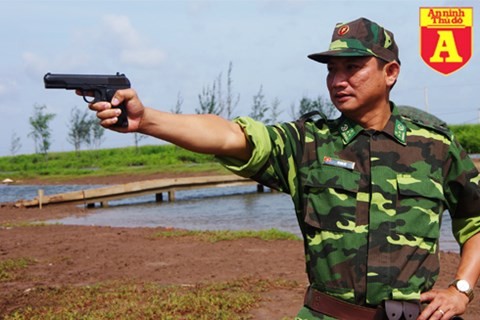 Sĩ quan QĐNDVN đang thực hành bắn súng ngắn