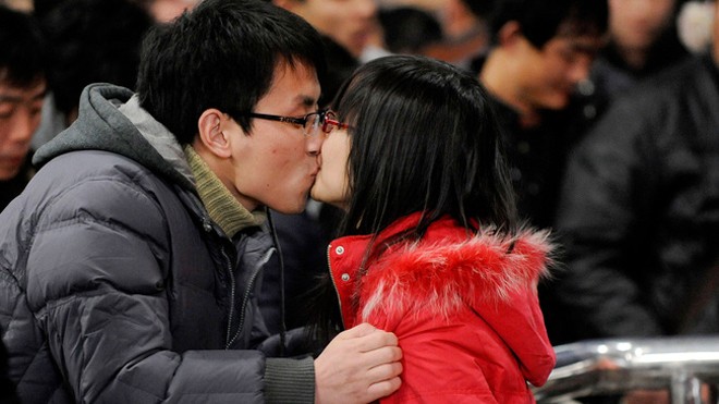Sinh viên bị cấm nắm tay và hôn nhau tại trường đại học Binhai, Thanh Đảo, Trung Quốc.