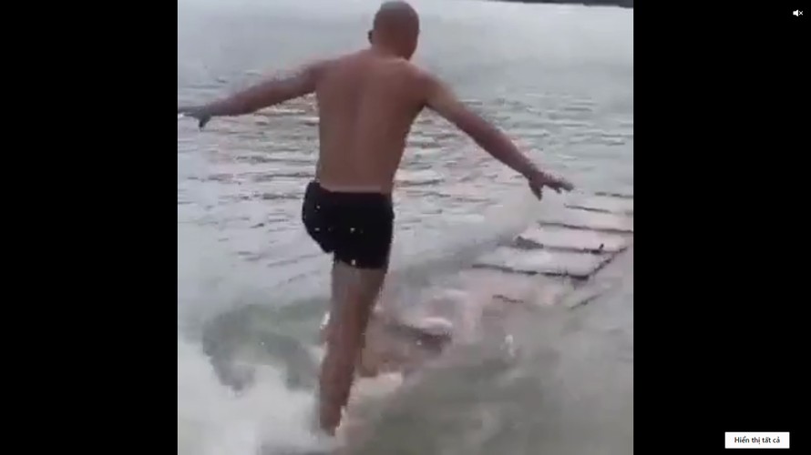 Cao thủ Thiếu Lâm biểu diễn khinh công đi trên mặt nước