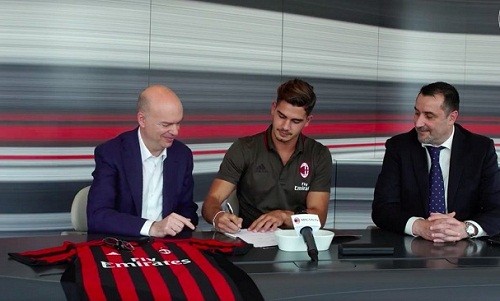 Silva ký hợp đồng với Milan. Ảnh: AC Milan.