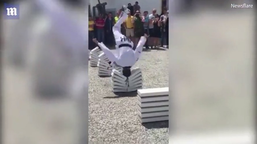 Võ sĩ Taekwondo Áo dùng 'thiết đầu công' đập vỡ 90 tấm bê tông
