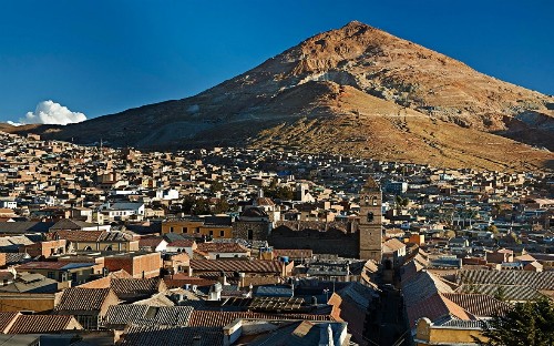 Núi Cerro Rico nằm sát khu dân cư của Potosí. Ảnh: Al Jazeera America.
