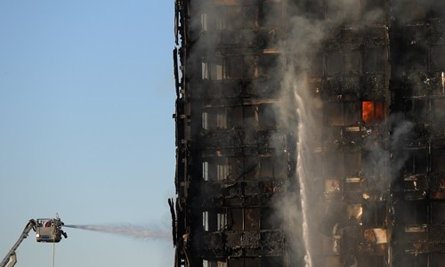 Lực lượng cứu hỏa dập lửa ở tháp Grenfell. Ảnh: Reuters.