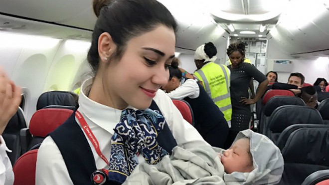 Đầu tháng 4/2017, chuyến bay của hãng hàng không Thổ Nhĩ Kỳ Turkish Airlines bất ngờ chào đón thêm một hành khách ở độ cao 12.800 mét khi một phụ nữ hạ sinh con trên khoang. 