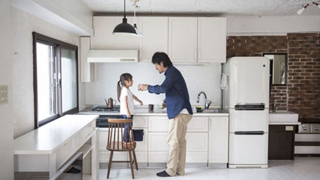 Naoki Numahata và con gái Ei, 4 tuổi, trong căn hộ tại Tokyo, Nhật Bản. Ảnh: Washington Post 