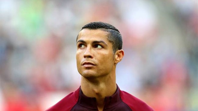Ronaldo không mấy vui trong khi bị cáo buộc trốn thuế. Ảnh: Reuters