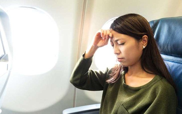 Đau đầu khi đi máy bay: Nguyên nhân và cách phòng ngừa