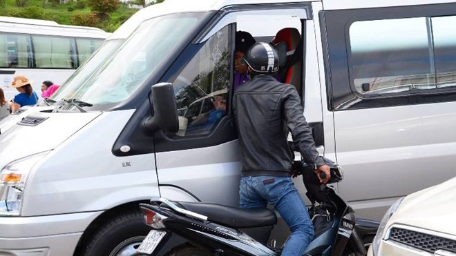 “Cò”đi xe máy “tiếp cận” du khách trên ô tô trước Vườn hoa Đà Lạt