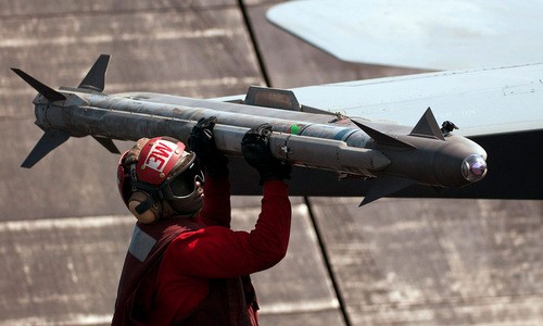 Tên lửa AIM-9X được lắp trên tiêm kích F/A-18E. Ảnh: Military.com.