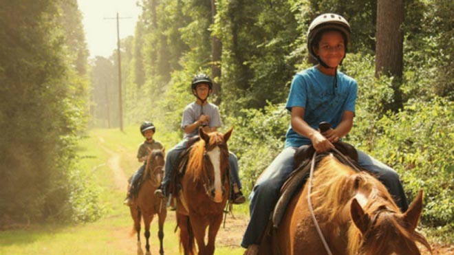 Khóa dạy trẻ cưỡi ngựa là một trong những trại hè đắt đỏ nhất ở Mỹ. Ảnh minh họa: Houstonia.