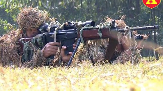 Một người lính bắn tỉa Việt Nam đang tập luyện