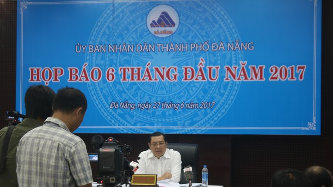 Ông Huỳnh Đức Thơ, Chủ tịch UBND TP Đà Nẵng trả lời các câu hỏi của phóng viên liên quan đến Sơn Trà. Ảnh Nguyễn Thành