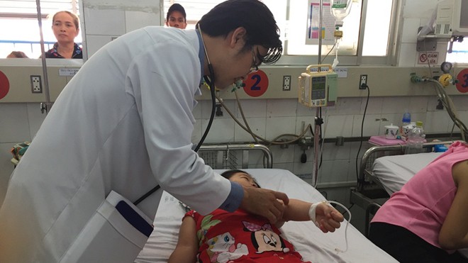 Trẻ nhập viện vì sốt xuất huyết ở TPHCM tăng cao