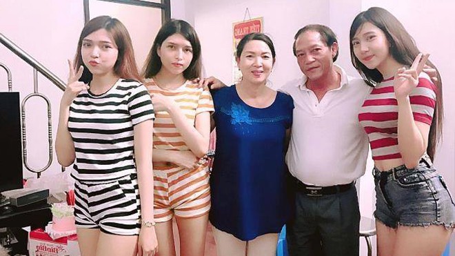 Bức ảnh gia đình với ba cô con gái xinh đẹp thu hút sự quan tâm trên mạng.