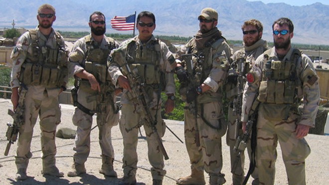 Nhóm lính SEAL trước chiến dịch, chỉ có Luttrell (thứ ba từ bên phải) sống sót. Ảnh: Wikipedia.