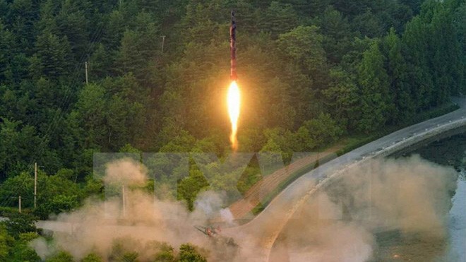 Một tên lửa đạn đạo trang bị hệ thống dẫn đường chính xác được phóng thử tại một địa điểm bí mật ở Triều Tiên. (Nguồn: Yonhap/TTXVN)