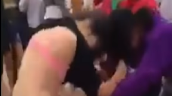 Hai nữ sinh lao vào đánh nhau trước sự cổ vũ của nhiều người