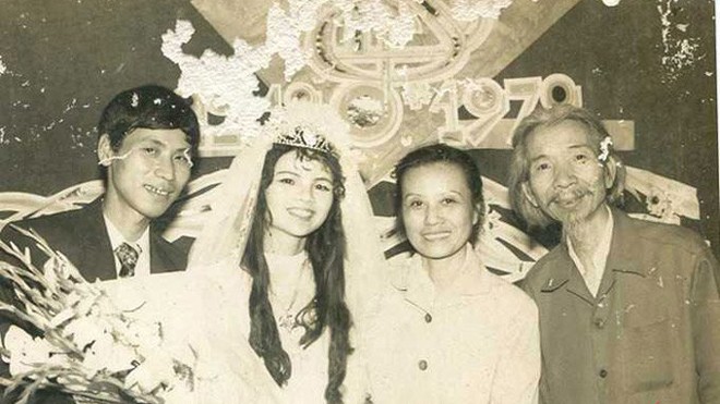 Vợ chồng nhạc sĩ Văn Cao - Nghiêm Thúy Băng trong đám cưới con trai Nguyễn Nghiêm Bằng năm 1979. Ảnh: Gia đình cung cấp