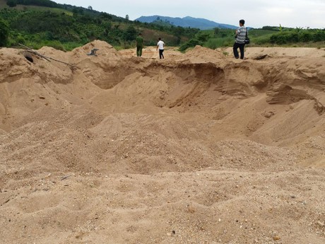 Làm rõ vụ khai thác cát trái phép quy mô lớn trên sông Đăk Pxi