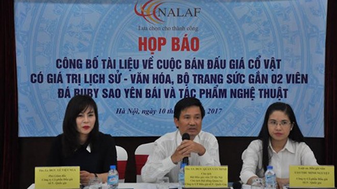Ban tổ chức công bố phiên bán đấu giá cổ vật, trang sức công khai lần đầu tiên tại Việt Nam. 
