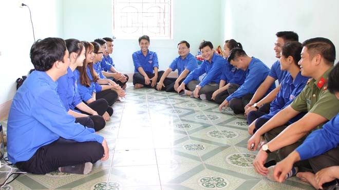Bí thư Trung ương đoàn Nguyễn Anh Tuấn trò chuyện, gặp gỡ với các đoàn viên, thanh niên tình nguyện