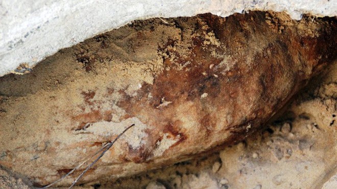 Quả bom nặng khoảng 300 kg được phát hiện khi gia đình ông Tân đào móng làm công trình nhà vệ sinh