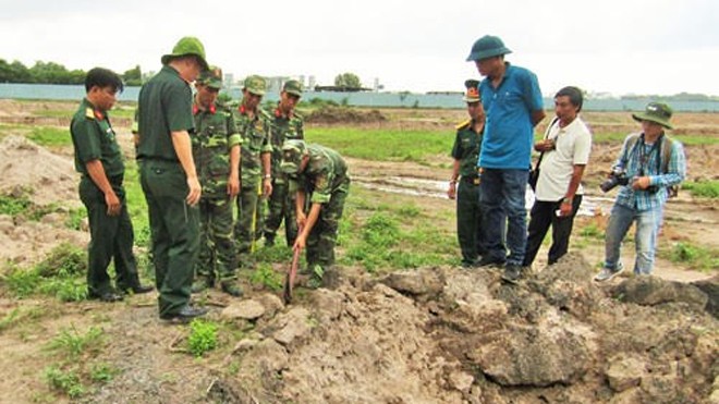Lực lượng tìm kiếm hài cốt liệt sĩ ở khu vực sân bay quốc tế Tân Sơn Nhất. Ảnh Trần Nguyên Anh.