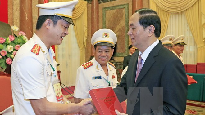 Chủ tịch nước Trần Đại Quang tặng quà cho các Anh hùng lực lượng vũ trang nhân dân tại buổi gặp mặt. (Ảnh: Nhan Sáng/TTXVN)