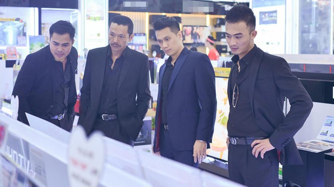 Các nam diễn viên phim Người phán xử tại một phiên đấu giá của siêu thị điện máy ở Ninh Bình. Ảnh: TTT.