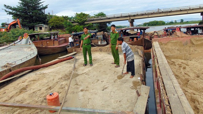Bắt nhiều ghe hút cát trái phép trên sông Thu Bồn