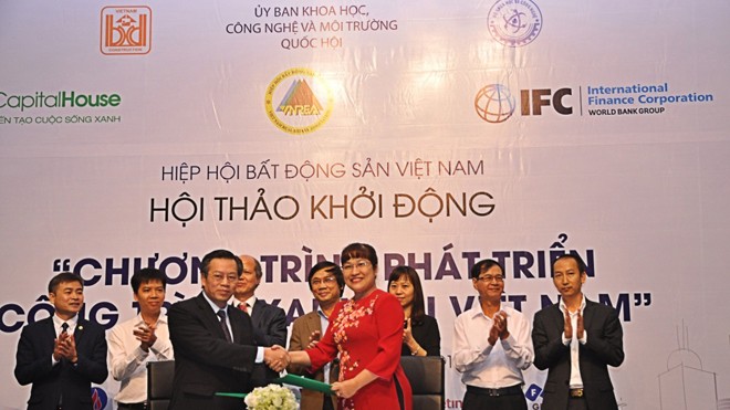 Bà Lưu Thị Thanh Mẫu-TGĐ Phuc Khang Corporation, nhà phát triển BĐS đầu tiên khu vực Phía Nam tiên phong kí cam kết Phát triển Công trình xanh tại Việt Nam