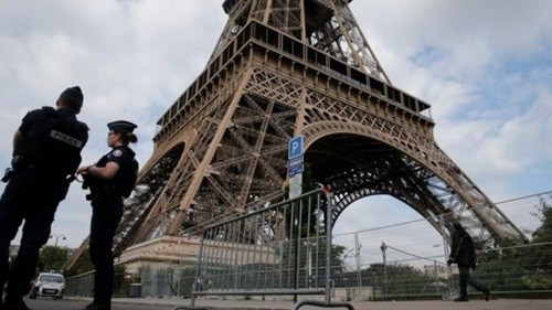 Cảnh sát Pháp tuần tra quanh Tháp Eiffel. Ảnh: BBC.