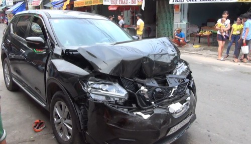 Chiếc xe ô tô gây tai nạn hư hỏng phần đầu.