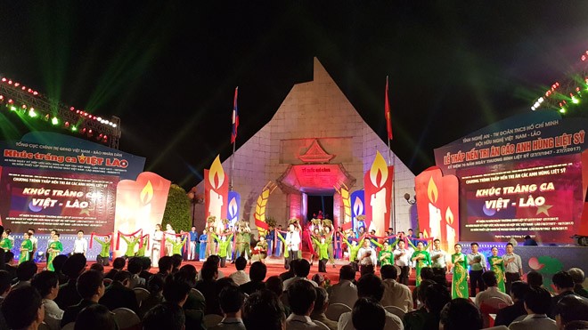 Hàng vạn người dân tới tham gia chương trình thắp nến tri ân “Khúc tráng ca Việt Lào” tại Nghĩa trang Liệt sỹ quốc tế Việt – Lào.