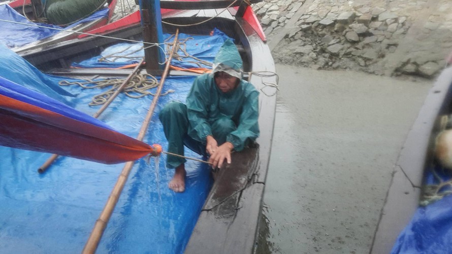 Người dân đưa tàu thuyền vào neo đậu tránh bão tại xã Thạch Kim, Lộc Hà. 