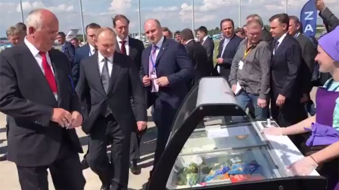 Ông Putin cùng cấp dưới đi ăn kem