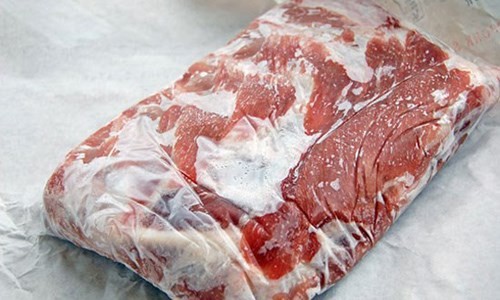 Thịt để quá lâu trong tủ lạnh, chất dinh dưỡng sẽ kém đi và có khi sẽ ảnh hưởng đến sức khỏe. Ảnh: NV 