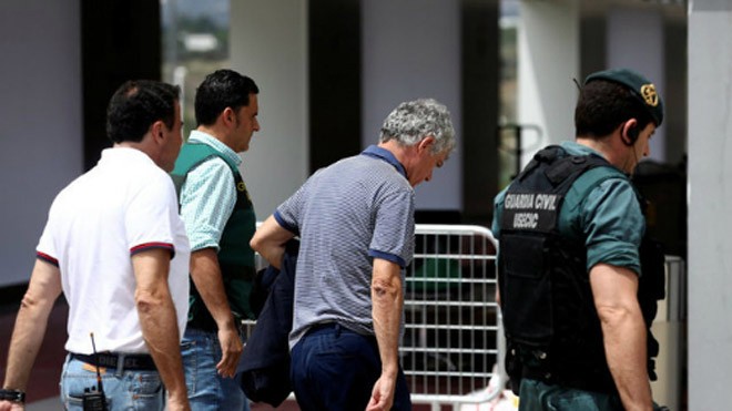 Ông Villar bị cảnh sát dẫn đi khỏi trụ sở LĐBĐ Tây Ban Nha ở Las Rozas, ngoại ô Madrid. Ảnh: Reuters.