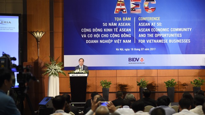 Thứ trưởng Ngoại giao Nguyễn Quốc Dũng phát biểu tại tọa đàm ảnh: Hoàng Mạnh Thắng